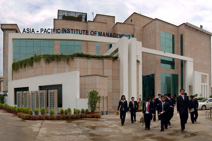 Launch your career in a new direction through top MBA colleges in India